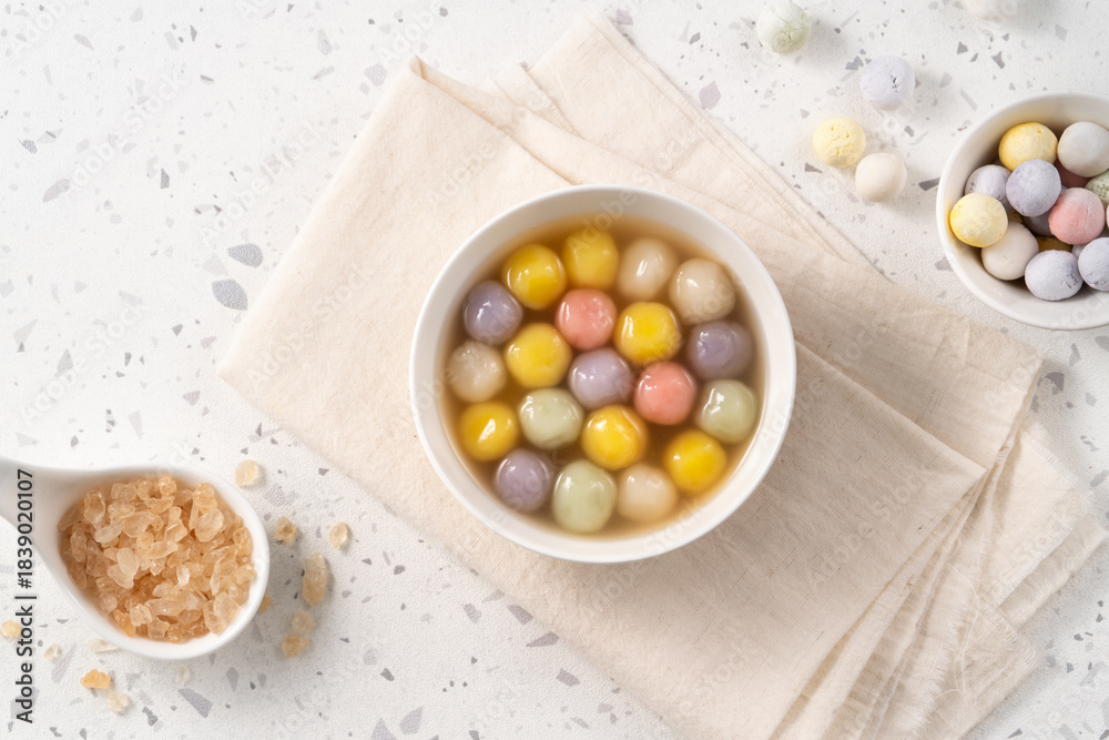 Naklejka premium Colorful sweet glutinous rice balls tangyuan in sweet ginger syrup soup