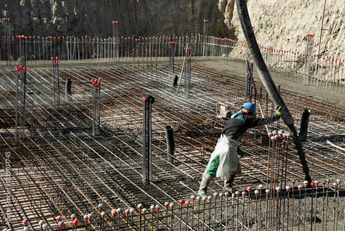 Obrero echando hormigón en estructura de un edificio en construcción.