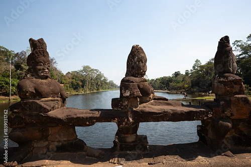 Esculturas en puente al templo Bayon, Camboya.