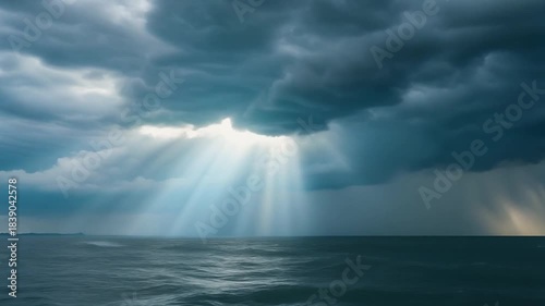 激しい嵐の雲が次第に晴れ、静かな空へと移り変わる中で、一筋の強い光が差し込みます。
暗いグレーの雲と明るい白い光の対比が、耐え抜いた先の報酬を印象づけます。