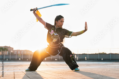 Foto Chinese young woman practicing wushu kung fu.