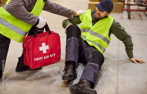 Canvas-taulu Warehouse worker injured in accident gets firstaid