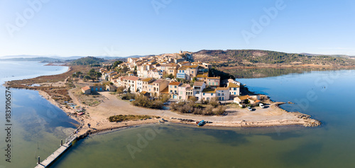 Cuadro en lienzo Le village de Bages (11100) dans l'Aude en Occitanie