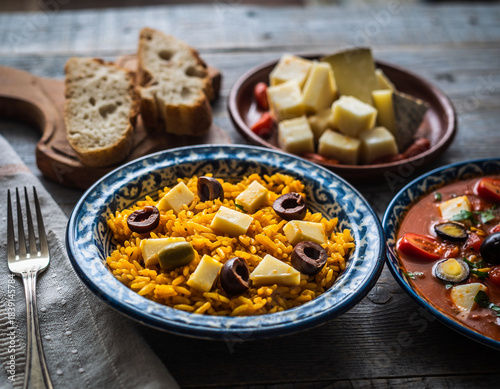 Plato tradicional de fabada asturiana con chorizo y morcilla, comida española casera en mesa rústica