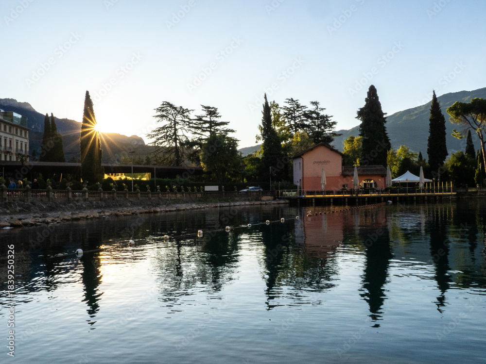 Obraz premium Riva del Garda in sunset