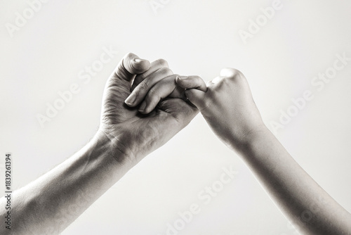 Schilderij op canvas Peace between a man and a child, touch fingers with little fingers