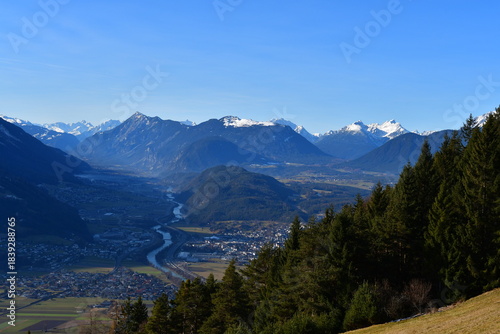 Blick ins Inntal von Mösern in Tirol