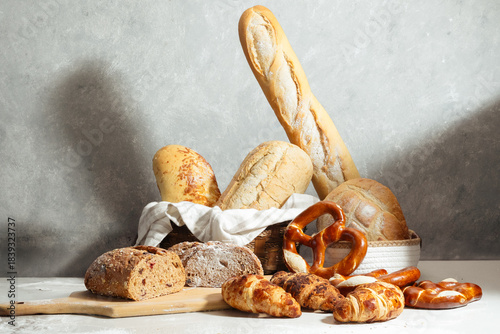 Panadería artesanal con baguettes, panes rústicos, croissants y pretzels