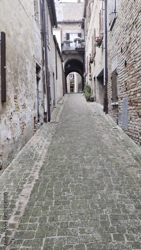Camminando per i vicoli del borgo medievale di Serrungarina nelle Marche