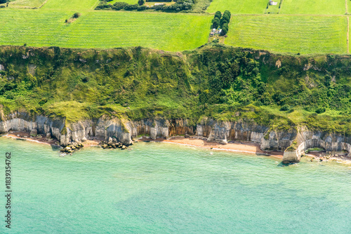 vue aérienne de falaises de la côte normande près de Port-en-Bessin