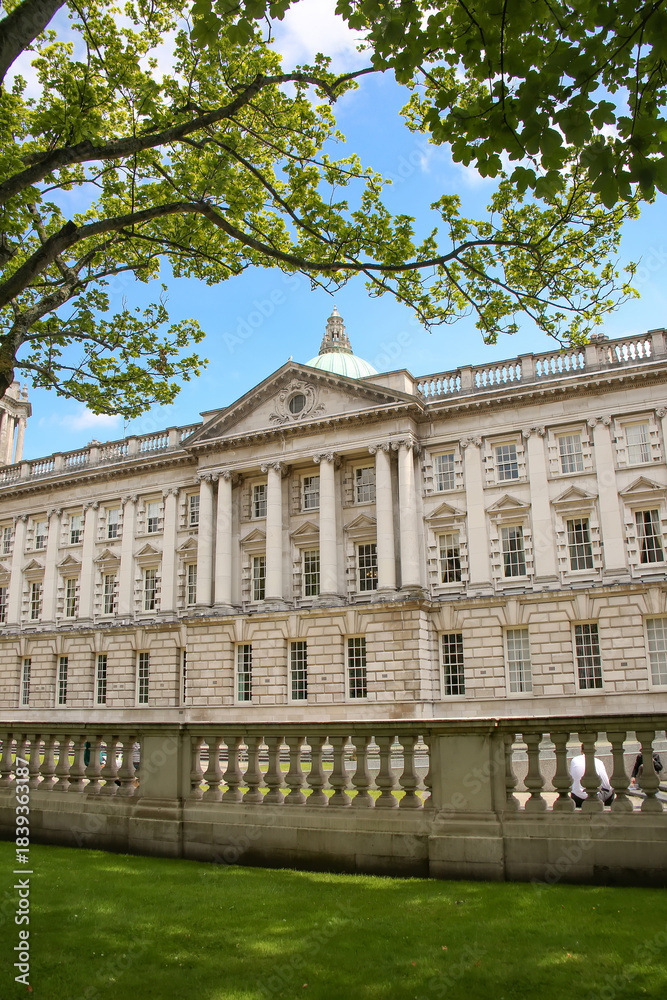 Obraz premium Belfast City Hall building with a classical Renaissance stone exterior with columns. Located in Donegall Square, Belfast, Northern Ireland.