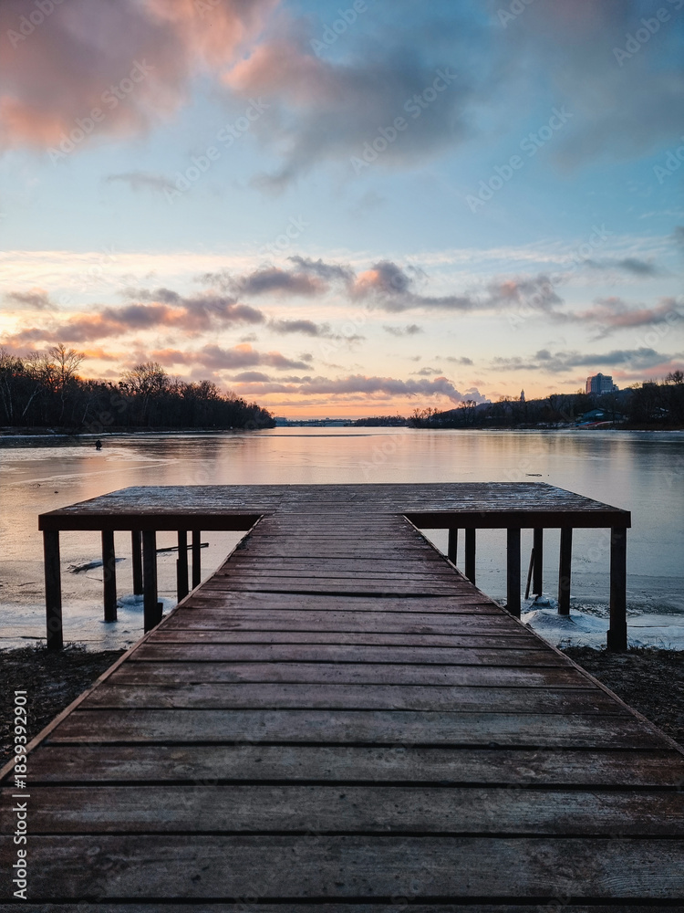Φωτογραφία Wooden pier on the lake (symmetric diminishing perspective view)