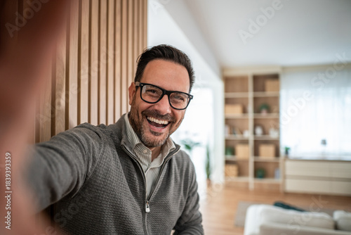 Bild auf Leinwand Happy man wearing glasses making a selfie