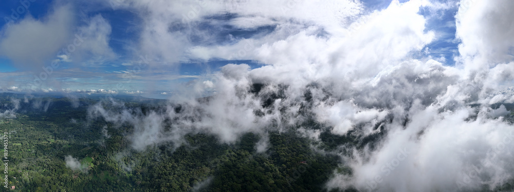 Obraz premium Mombacho volcano valley covered under clouds