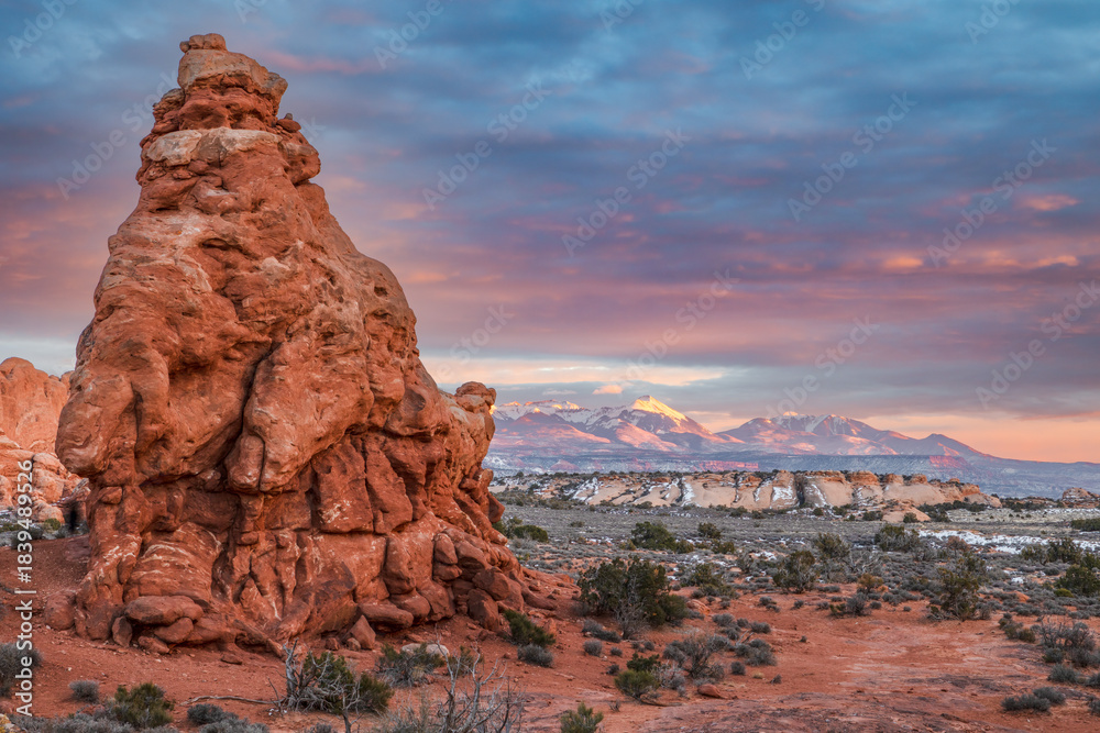 Fototapeta premium Desert Dusk Windows Area Arches National Park Moab, Utah