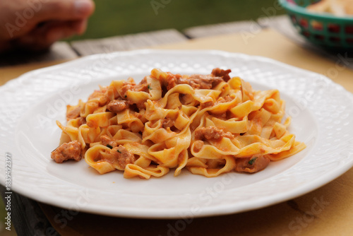 Cuadro en lienzo piatto di tagliatelle con carne macinata, su tavolo di legno, a pranzo
