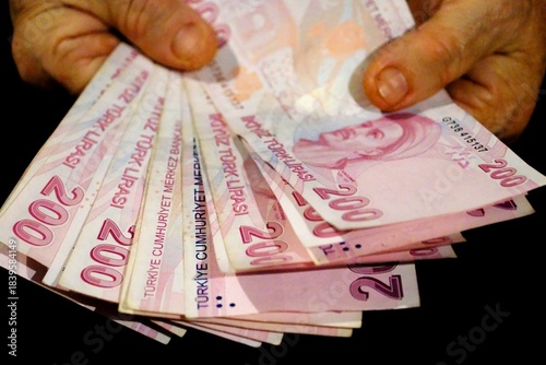 Photos Close-up of 200 Turkish Lira banknotes in an elderly woman's hands