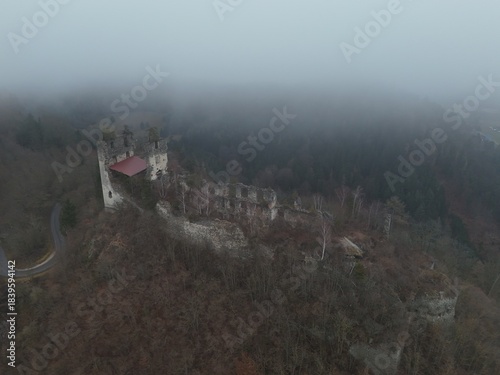 im Nebel versunkenes Mittelalter, mystische Burgruine Kaiserberg, Steiermark 
