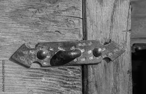 Qasr al-Kharana: Well-preserved 8th-century Umayyad desert castle in Jordan. Mysterious early Islamic architecture featuring high walls and interior bayts.