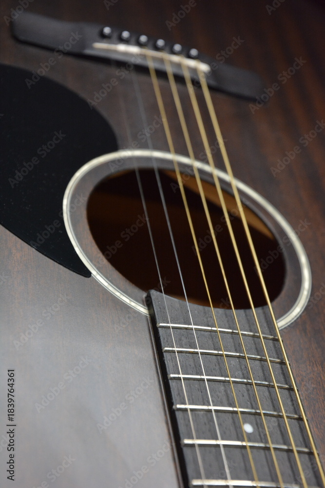 Obraz premium A close-up image of guitar strings against a black background