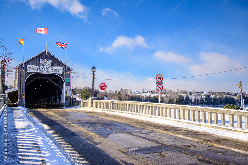 Naklejka premium Entrance of the Hartland Covered Bridge on a Sunny Winter Day