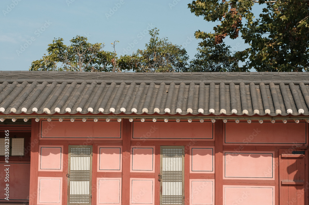 Obraz premium Traditional Korean Wall and Tiled Roof