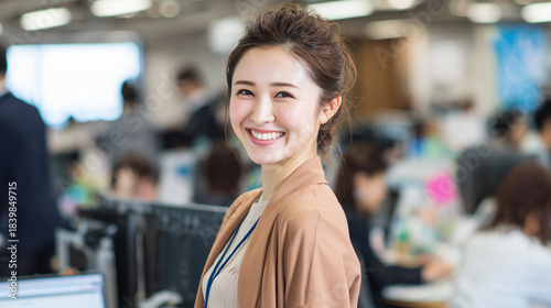 オフィスで自信に満ちた表情の日本人バリキャリOL 仕事ができる30代40代の女性会社員