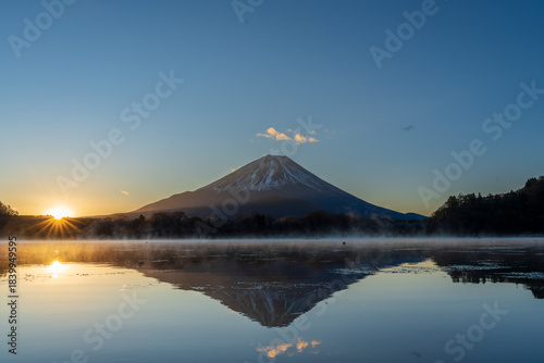 精進湖 湖畔から湖面に映る富士山と朝日