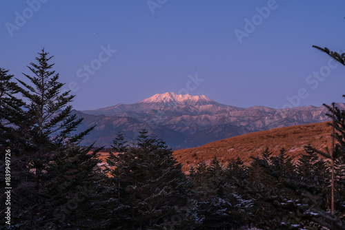 霧ヶ峰高原から夜明けの御嶽山を染めるビーナスベルトとモルゲンロート