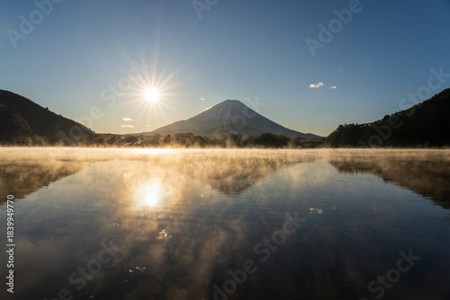 精進湖 湖畔から湖面に映る富士山と朝日