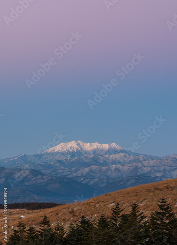霧ヶ峰高原から夜明けの御嶽山を染めるビーナスベルトとモルゲンロート