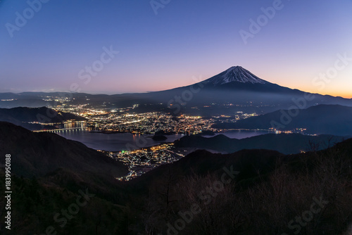 冬の新道峠から夕暮れ時の富士山