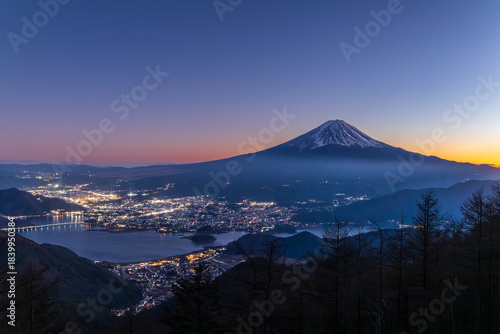 冬の新道峠から夕暮れ時の富士山