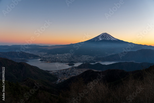 冬の新道峠から夕暮れ時の富士山