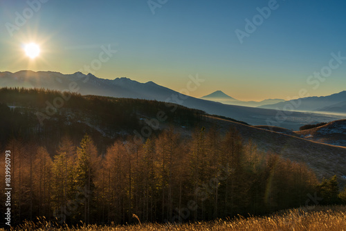 冬の霧ケ峰高原から朝日に照らされる富士山
