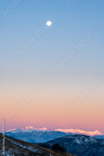 霧ケ峰高原車山湿原遊歩道から北アルプスビーナスベルトとモルゲンロート
