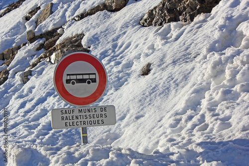 Bild auf Leinwand Attention danger pour les transports en commun