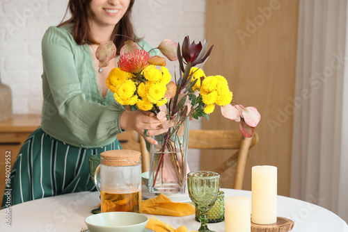 Young woman serving table w...