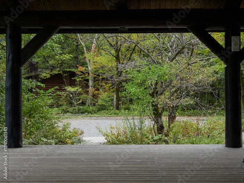 Canvas Print 秋の観光名所上高地の森の風景と宿泊施設の様子