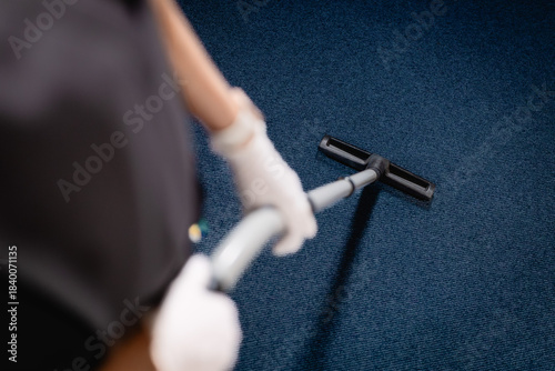 Fotografía Putzkraft saugt das Büro