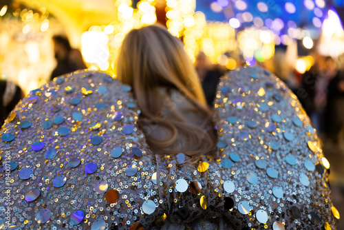 Frauen als Engel auf einem Weihnachtsmarkt