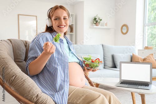 Young pregnant woman with h...