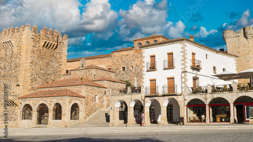 Vista de la plaza mayor de Cáceres con la torre medieval del siglo XII de Bujaco, España