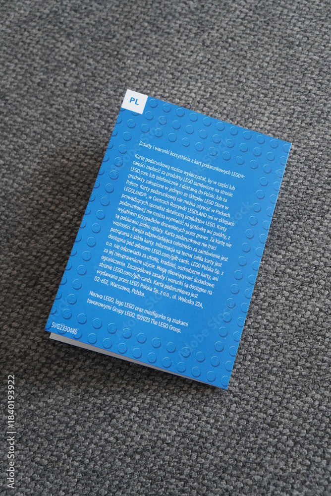Obraz premium Blue LEGO gift card with Polish text on a gray carpet background