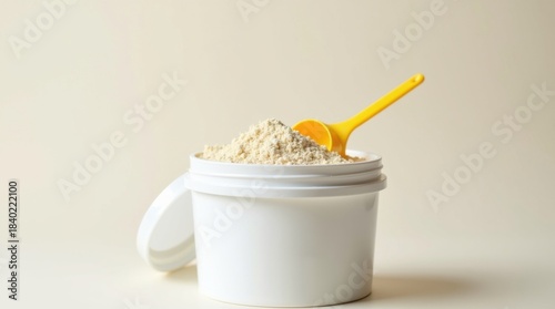 Recipiente de proteína sin etiquetar con la tapa ligeramente entreabierta