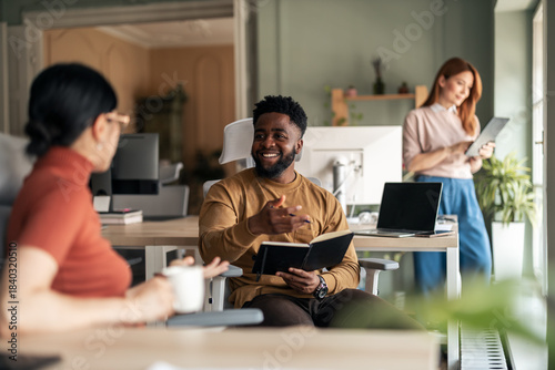 Tableau sur toile Team Collaboration in a Bright Modern Office Environment