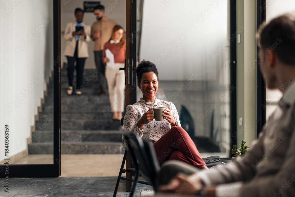 Obraz premium Team Gathering with Coffee and Smiles in Office Setting