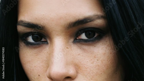 Ragazza occhi neri
