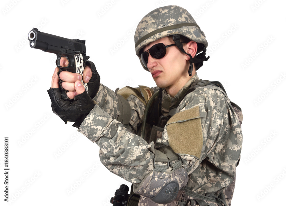 Obraz premium An American soldier in camouflage clothing aims a pistol.