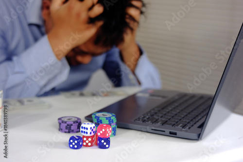 A young man loses a bet while playing online poker, facing failure and regret. A middle-aged businessman plays online poker and loses all his money, losing his gambling.
